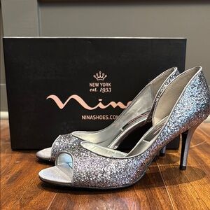 Nina Fern-GM Pewter Glitter Peep-Toe Pumps GENTLY USED